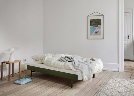 A Clever Expandable Bed By Copenhagen-Based MOEBE - Nordic Design Flexible Bed, Cama King Size, Lit King Size, Green Bedding, Bed Slats, Black Bedding, Pine Green, Sofa Tables, Large Bedroom