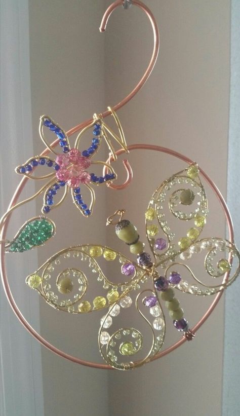 Sun catcher Beads And Wire Sun Catcher, Wire Art Ideas, Wire Sun Catcher, Wire Sun, Crystal Suncatchers Diy, Copper Wire Crafts, Glass Bead Crafts, Suncatcher Diy, Copper Wire Art