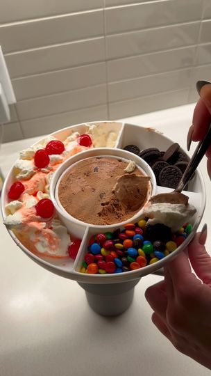 6M views · 472K reactions | Let’s make an ice cream Stanley tray!! 😍🍨 This was requested on my last Stanley tray video and I’m OBSESSED with the result! This is such a cute hack! #emilyaskin#askinem#apartment#apartment#highrise#la#losangeles#amazonfinds#luxury#cleantok#asmr#organized#restocking#restock#restockasmr#organization#homehacks#interiordesign#amazonfinds#musthaves | Emily Askin | askinem · Original audio Stanley Snack Tray Ideas, Stanley Cup Ice Cream Hack, Stanley Ice Cream Hack, Stanley Snack Tray, Stanley Excessories, Candy Stanley Cup, Parfait Pearlescent Stanley, Ice Cream Sunday, Ice Cream Containers