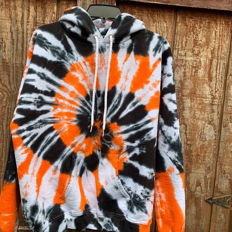 Halloween Tie Dye Sweatshirt // Orange and Black Swirled Tie Dye Sweatshirt // Halloween Hoodie // Halloween Crewneck This is the perfect Halloween Tie Dye! The colors stay bright due to the content of the sweatshirt and will never fade. Perfect for trick or treating with the kids, a party or just your casual October Sweater. Will keep you cozy and warm this Fall. Sweatshirts are 90% cotton, 10% poly. Wash & Care: All items are pre-washed so they should not bleed or fade color. I recommend t Tie Dye Sweatshirt Patterns, Halloween Tye Dye Shirts Diy, Tye Dye Halloween Shirts, Halloween Tie Dye Patterns, Halloween Tye Dye Shirt, Tie Dye Color Combinations Ideas, Halloween Adult Crafts, Cool Tye Dye Patterns, Tye Dye Ideas