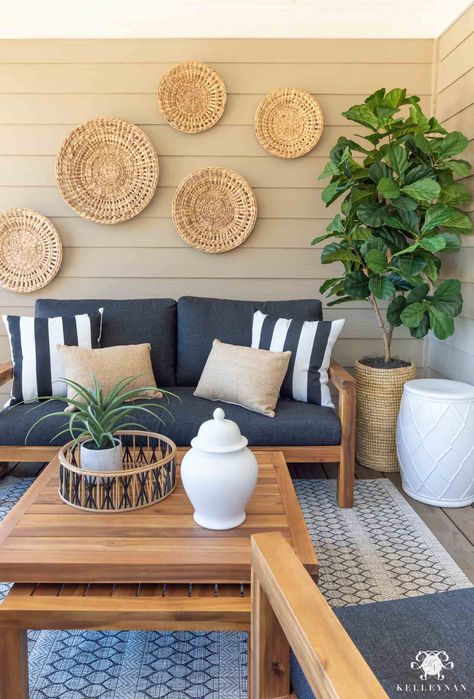 13 beautiful screened in porch decor ideas to make a little oasis in your home! #porchideas #porchdecor #summerdecor #deck #patio Screened In Porch Ideas, Porch Colors, Porch Makeover, Porch Wall, Patio Inspiration, Patio Wall, Diy Outdoor Decor, Patio Decorating Ideas On A Budget, Outdoor Patio Decor