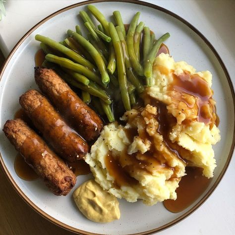 😛Sausage N Mash😛 - Tesco plant chef herby bangers Buttery mash Green beans Bisto gravy Dijon mustard - These sausages are exactly the… Sausage And Mash, Uni Meals, Bangers And Mash, Grilled Sausage, Recipes Snacks, Daily Plan, Sausage Recipes, Sausages, Dijon Mustard