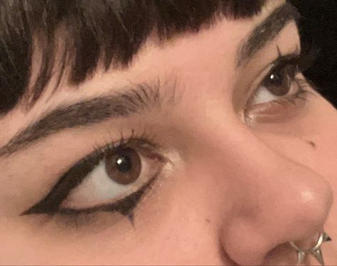 Spiky Eyeliner, Easy Alt Eyeliner, Eyeliner Alt, Alt Eyeliner, Emo Eyeliner, Puppy Eyeliner, Makup Looks, Alt Makeup, Time Loop