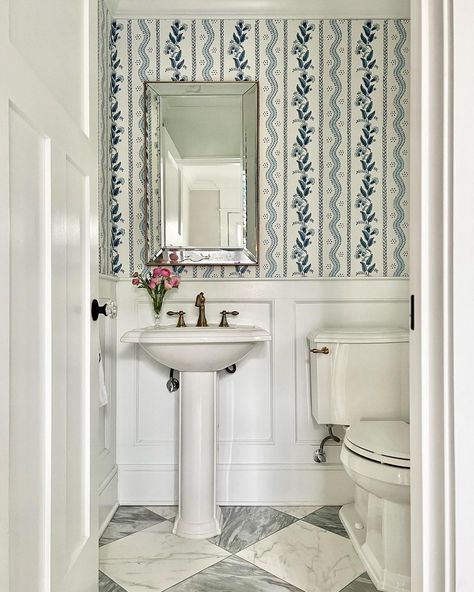 Phoebe Edmondson | White Berry Home (@whiteberryhome) • Instagram photos and videos Powder Rooms With Wallpaper, Powder Room With Pedestal Sink, Rooms With Wallpaper, Pedestal Sink Ideas, Transitional Powder Room, Beautiful Powder Rooms, Traditional Powder Room, Pedestal Sink Bathroom, Wallpaper Powder Room