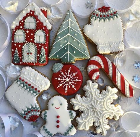 Cercei Din Lut Polimeric, Decorated Christmas Cookies, Christmas Sugar Cookies Decorated, Cute Christmas Cookies, Winter Cookie, Sugar Cookie Designs, Christmas Gingerbread House, Pretty Cookies, Xmas Cookies