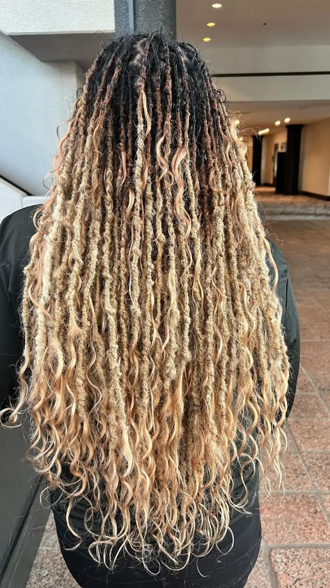 Highlighted Faux Locs, Goddess Faux Locs Blonde And Brown, Honey Blond Faux Locs, Blonde Boho Locs Black Women, Blonde Boho Faux Locs, Ombre Boho Locs, Locs Boho Hairstyles, Ombre Goddess Locs, Goddess Locs With Color