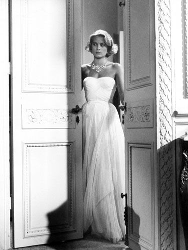 Grace Kelly in To Catch a Thief. That movie is full of beautiful costumes but this has always been my favorite dress from the film! Grace Kelly Dresses, Oud Hollywood, Royal Wardrobe, To Catch A Thief, Princess Grace Kelly, Looks Party, Iconic Dresses, Famous Stars, Princess Grace