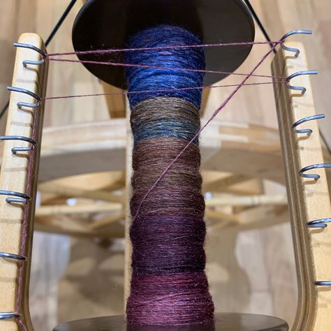 Spinning Yarn Wheel, Diy Spinning Wheel, Spinning Yarn Fiber, Yarn Tutorials, Diy Wool, Spinning Wool, Spinning Wheels, Spinning Yarn, Spinning Fiber