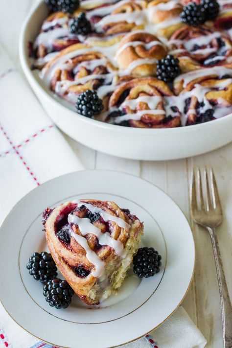 Blackberry Sweet Rolls, Blackberry Cinnamon Rolls, Blackberry Roll Recipe, Blackberry Rolls, Boysenberry Cobbler, Berry Cinnamon Rolls, Cruise Recipes, Rice Puddings, Jam Roll