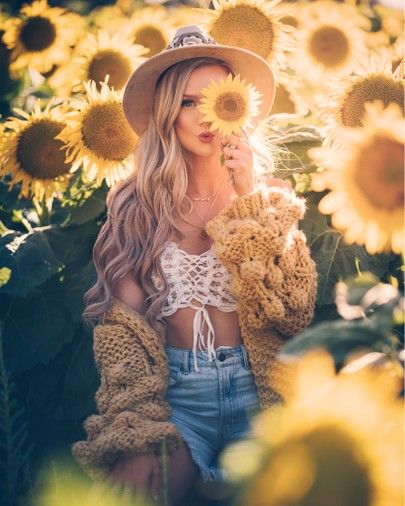 Sunflowers Pictures, Maze Photoshoot, Western Photoshoot Ideas, Sunflower Shoot, Sunflower Field Photography, Sunflower Photos, Moroccan Necklace, Mommy Photos, Sunflower Photoshoot