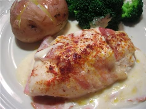 This is one of my favorite chicken dishes. My mother prepared it for company when I was a child and to this day, I love it. The saltiness of the bacon and dried beef with the creaminess of the soup is delicious! Chicken With Dried Beef, Chipped Beef Recipe, Dried Beef Recipes, Company Chicken, Chicken Rice Recipe, Chicken Recipe Air Fryer, Dried Beef, Chicken Rice Recipes, Chipped Beef