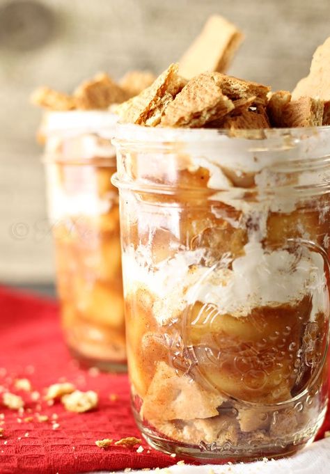 Pie Jars, Desserts In Jars, Ice Box Pie, Apple Pie Desserts, Cake Jars, Jar Desserts, Mason Jar Desserts, Super Easy Desserts, Cake In A Jar