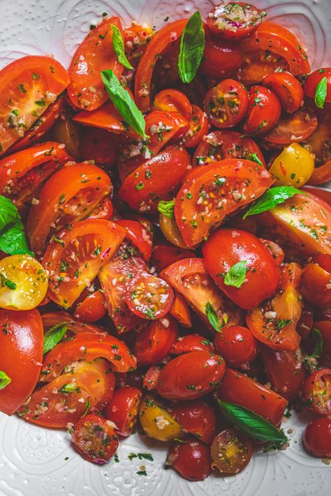 The best salad to make this summer! Packed with red onion, basil, garlic and gorgeous juicy tomatoes, my Tomato Salad will blow your mind! Parsley Tomato Salad, Fish In Tomato Basil Sauce, Fish Cherry Tomatoes, Fish With Roasted Tomatoes, Roasted Cherry Tomatoes And Garlic, Marinated Tomatoes, Tomato Salad Recipes, Small Tomatoes, Vegan Sides