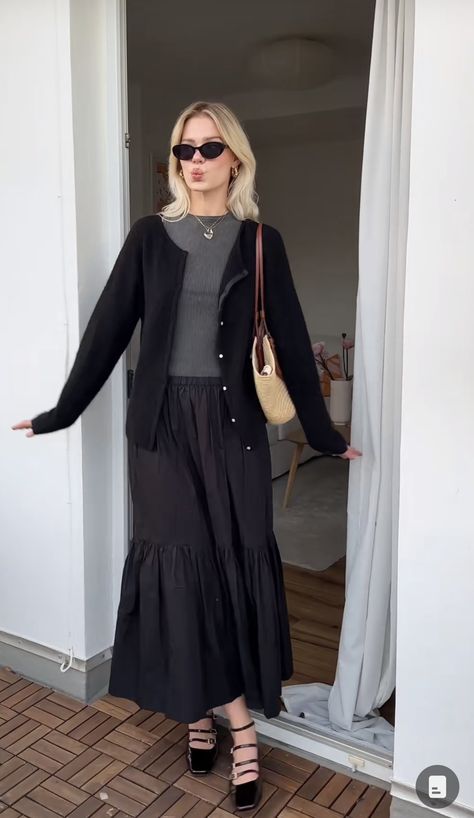 linda.szaa Dress Styles Women Hijab, Vienna Fall Fashion, Business Casual Midi Skirt, Modest Outfits Work, Business Casual Long Skirt, Teacher Outfits Formal, Modest Vest Outfits, Modest Women Outfits, Preppy Modest Outfits