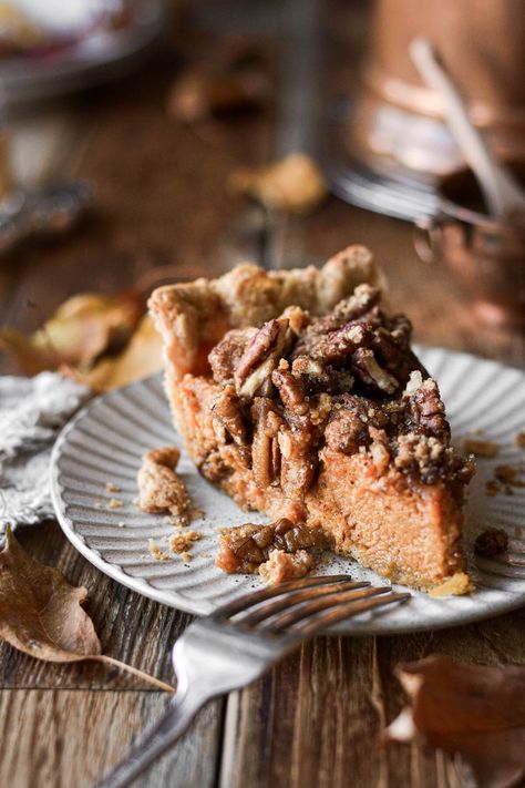 Pecan praline pumpkin pie is the best combination of nutty pecan pie and creamy pumpkin pie, in one delicious dessert. Praline Pumpkin Pie, Praline Pie, Pumpkin Praline, Pecan Pumpkin, Flaky Pie Crust Recipe, Sweet Potato Pecan, Thanksgiving Desserts Table, High Altitude Baking, Pecan Praline