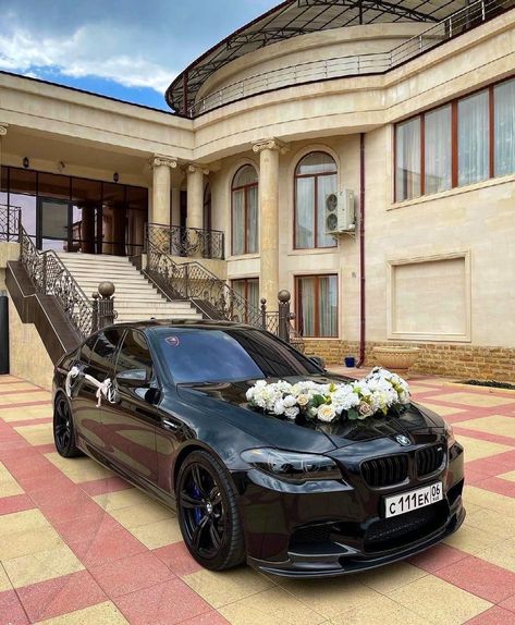 Wedding Car Aesthetic, Black Wedding Cars Luxury, Black Car Decorations For Wedding, Wedding Sports Car, Aesthetic Places Background, Wedding Mustang Car, Bmw Wedding Car Decoration, Just Married Car, Bridal Car