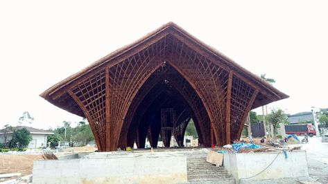 VTN Architects Creates Airtight Bamboo Pavilion in Xiamen,Construction in progress. Image Courtesy of VTN Architects Triangle Roof, Bamboo Uses, Vtn Architects, Bamboo Pavilion, Bamboo Restaurant, Farm Resort, Restaurant China, Mount Zion, Bamboo House Design