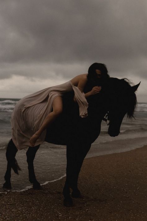 Moody Horse Photography, Pose With Horse, Photo With Horse Ideas, Photoshoot With Horse, Woman On Horse, Girl With Horse, Horse And Girl, Horse Photoshoot Ideas, Horse Shoot