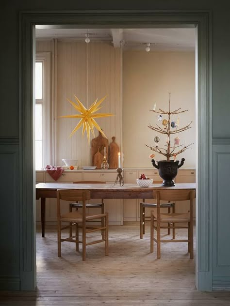 Coco Lapine Design, Classic Holiday Decor, Classic Christmas Decorations, Scandi Christmas, Christmas Decor Inspiration, Christmas Interiors, Natural Christmas, Nordic Christmas, Christmas Dining