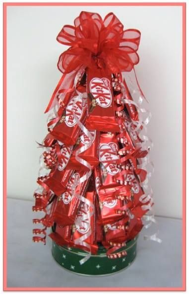 Holiday Candy Gift Baskets, Chocolate Christmas Tree Decorations, Christmas Chocolate Bouquet, Kitkat Gift Ideas, Christmas Candy Bouquet Ideas, Candy Bar Christmas Tree, Diy Christmas Candy Gifts, Kitkat Christmas, Xmas Centrepiece