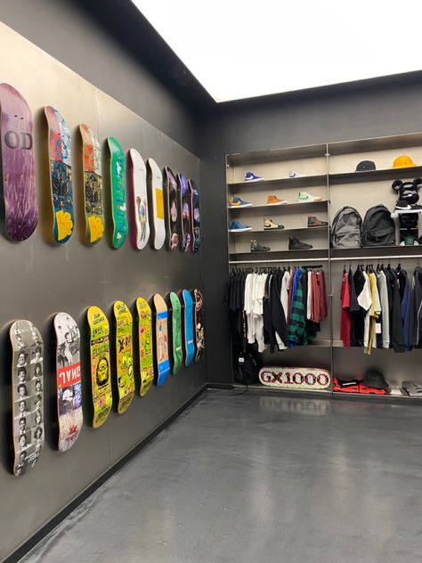 Skate Shop Aesthetic, Steet Style, Skate Store, Clothing Store Design, Screen Printing Art, Vans Store, Skateboard Shop, Store Interiors, Dark Phone Wallpapers