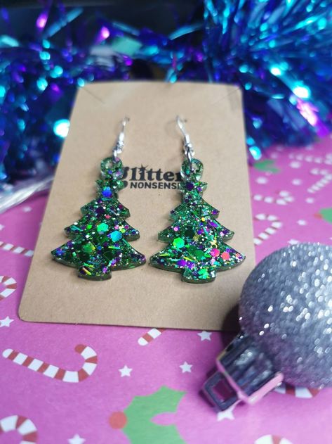 Christmas Resin Glitter Earrings Resin Christmas Earrings, Christmas Resin Earrings, Christmas Resin Crafts, Christmas Jewelry Ideas, Christmas Resin, Resin Christmas, Gamine Style, Resin Glitter, Christmas Glitter