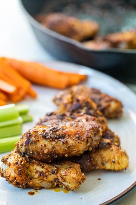 No need to bust out the deep-fryer for really good wings! Instead try these cast iron skillet chicken wings! They get crispy on the outside and are so juicy! #chickenwings #castiron #gameday Skillet Chicken Wings, Fast Weeknight Dinners, Iron Skillet Chicken, Roasted Chicken Wings, Cast Iron Chicken, Fat Bird, Dry Rub Recipes, Best Wings, Sunday Dinners