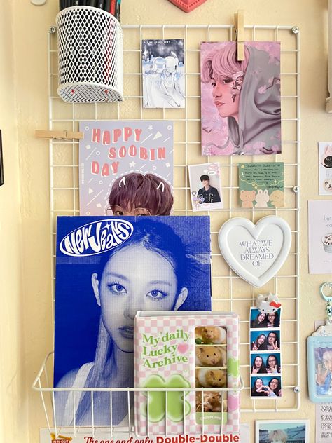 Photo Wall Grid, Grid Board Aesthetic, Kpop Gallery Wall, Wall Grid Decor Ideas, Wall Grid Photo Display, Grid Board Ideas Aesthetic, Photo Grid Ideas, Desk Collage Wall, Grid Board Ideas