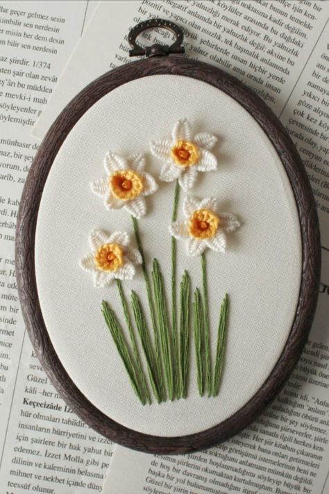 Hand Embroidered Daffodils, 3 D Flower Embroidery, Daffodil Embroidery Simple, Daffodil Embroidery Pattern, Spring Embroidery Designs, Daffodil Embroidery, Daffodil Art, Daffodil Craft, Embroidery Wall Decor