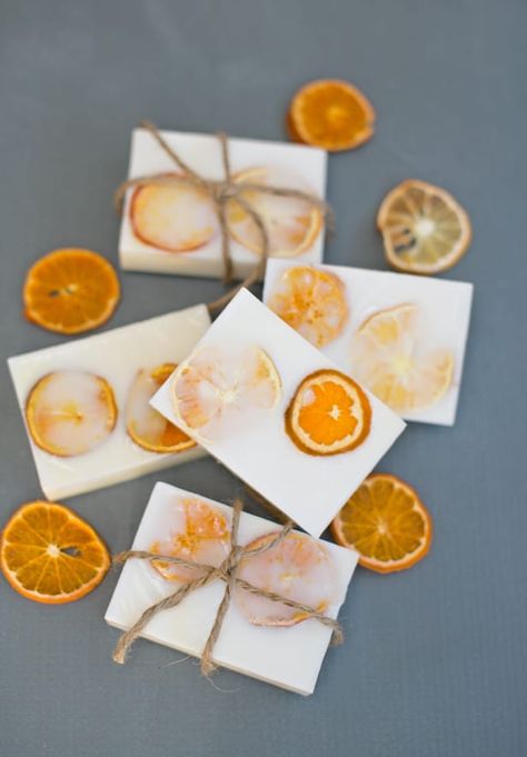 EASY HANDMADE GOAT'S MILK CITRUS SOAPS Savon Diy, Diy Soap Bars, Diy Soap Recipe, Citrus Soap, Săpunuri Handmade, Soap Melt And Pour, Fancy Soap, Handmade Soap Recipes, Soap Making Recipes