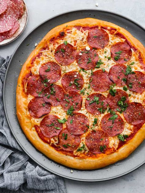 Pizza Seasoning Recipe, Pizza Calzones, Pizza Salami, Salami Recipes, Salami Pizza, Meat Lovers Pizza, Pizza Dough Recipe Easy, Easy Pizza Dough, Whole Wheat Pizza