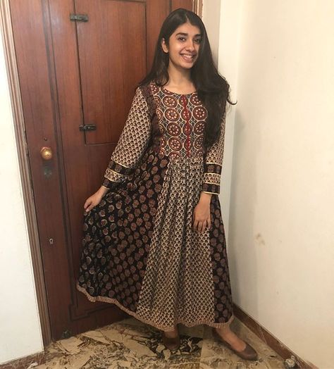 The Indian Ethnic Co. (@theindianethnicco) • Instagram photos and videos Designer Lehangas, Bagh Print, Long Blouse Designs, Kurti Dress, Trendy Outfits Indian, New Kurti Designs, Long Kurtis, Simple Kurta Designs, Designer Kurti Patterns