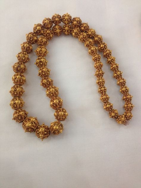 Old gold beads Old Gold Jewelry Indian, Old Gold Jewelry, Thai Jewelry, Indian Wedding Jewelry Sets, Indian Bridal Jewelry Sets, Gold Chain Design, Gold Necklace Indian Bridal Jewelry, Antique Bridal Jewelry, Beaded Necklace Designs