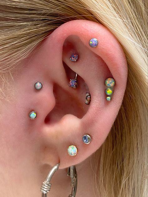 Ear Surface Piercing, Surface Ear Piercing, Surface Piercing Ear, Surface Piercing Face, Alternative Baddie, Surface Piercing, Band Tattoo Designs, Mod Jewelry, Piercing Inspo