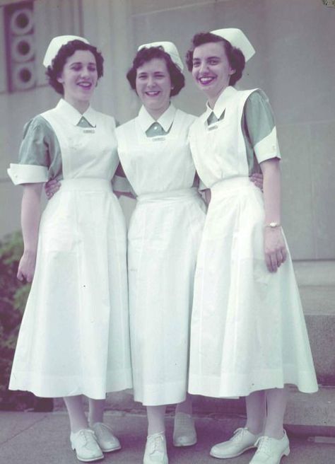 Nursing Pictures, History Of Nursing, White Hose, Women In White, Nurse Rock, Vintage Nurse, Vintage Medical, Nursing Cap, Nurse Uniform