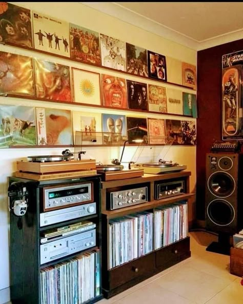 Music Room Ideas, Vinyl Record Display, Home Music Rooms, Vinyl Room, Record Room, Record Display, Guitar Room, Music Studio Room, Music Rooms