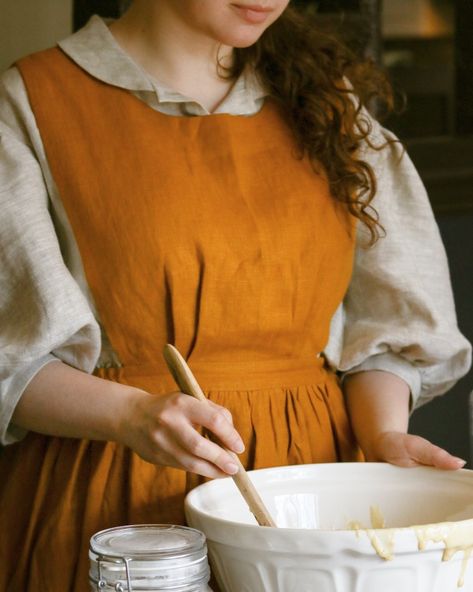 Instagram @ hand.and.harvest Chef Dress, Cottagecore Life, Vintage Outfit Inspiration, Cottagecore Style, Retro Mode, Cute Photography, Cottagecore Aesthetic, Simple Shirts, Autumn Cozy