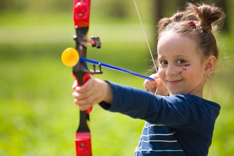 Kids Archery, Archery For Kids, Bow And Arrow Girl, Kids Archery Set, Archery Games, Cheap Bow And Arrow, Wooden Bow And Arrow, Kids Bow And Arrow, Bow Types Archery