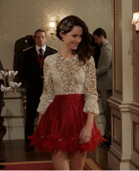 The Royals is another show with impeccable taste. As such, the whole show based as it is on monarchy has many different aspects of casual royalty on display. In this outfit, Alexandra Park who plays Princess Eleanor wears a beautifully embroidered top with a ruffled skirt. The colors white and red highlight royalty, patience, elegance, and passion. The top and headband are elegant and the long sleeves add to the formal perspective of the outfit.The skirt keeps it casual through the ruffles. Eleanor The Royals, Princess Eleanor, Royals Fashion, Alexandra Park, Royal Girls, Tv Show Outfits, Diy Vetement, The Royals, Paris Outfits