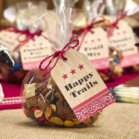 47 Easy Party Favor Ideas and How to Make Them - Avery 1st Rodeo Birthday Party Favors, Western Bbq Party Decor, Texas Themed Party Decorations, Rodeo Birthday Favors, Western Party Food Ideas, Western Party Food, Rodeo Party Favors, Cowboy Theme Party For Adults, Western Theme Party Food