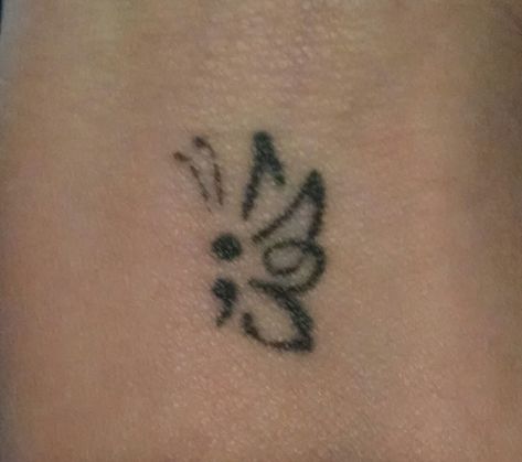 Tattoo Amigas, Stick Poke Tattoo, Sharpie Tattoos, Semicolon Tattoo, Cute Little Tattoos, Cute Tiny Tattoos, Small Hand Tattoos, Poke Tattoo, Discreet Tattoos