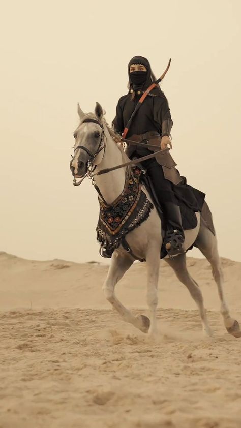 Horse Riding Outfit Women, Arabic Horse, Woman Riding Horse, Horse Riding Aesthetic, Horse Riding Outfit, Beautiful Arabian Horses, Disney Princess Fashion, Horse Aesthetic, Horse Videos