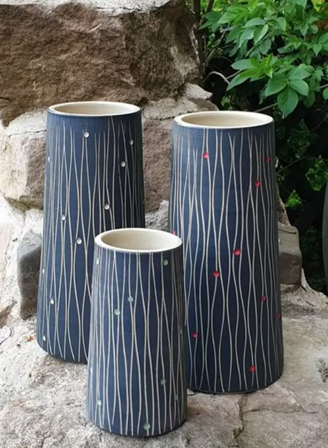 45 Sgraffito Ceramic Pottery Designs and Ideas - HERCOTTAGE Pottery Vase Carved, Ceramic Vase Ideas Decoration, Scraffito Designs Vase, Pottery Carved Designs, Scraffitto Ceramics, Carved Ceramics Ideas, Surface Decoration Ceramics, Underglaze Designs On Pottery, Pottery Surface Design