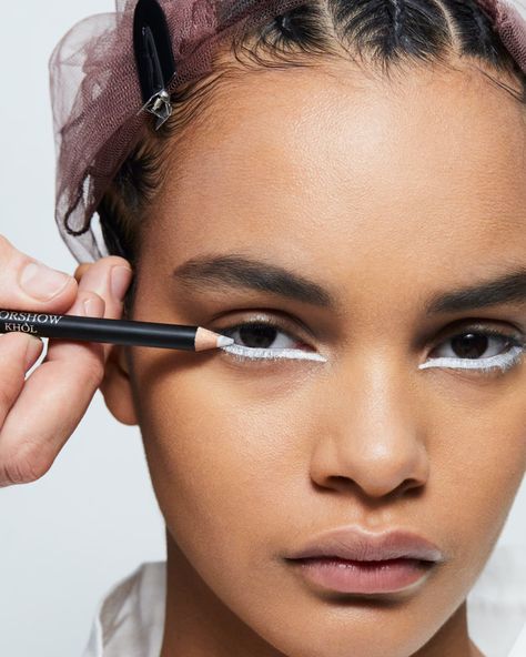 Dior Makeup Artist Peter Philips Shares How to Get a Runway-Worthy Complexion Eyeliner Under Eye, Under Eye Liner, Black Makeup Looks, Bigger Eyes, Under Eye Makeup, 2022 Couture, Light Lipstick, White Eyeliner, White Liners