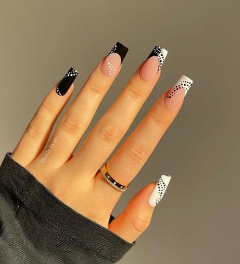 White Nails And Black Design, Back And White Nails Design, White Shirt Nails With Designs, Black And White Nail Designs Square, Black And Nails White, Black With White Nails, Black Snd White Nails, Square Black And White Nails, Black And White Coffin Acrylic Nails