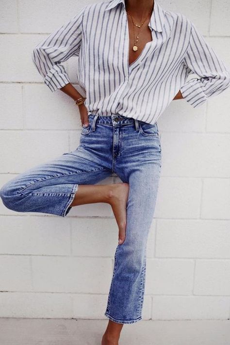 Cropped jeans paired with a striped button shirt. Casual chic! #mystyle #classicfashion #fashiontrends #fashion #streetstyle #classic #style #chic #chicfashion #springfashion #summerfashion Fall Night, Looks Jeans, Denim Outfits, Stil Boho, Outfit Jeans, Mode Casual, Looks Chic, Fashion Fall, Mode Inspo