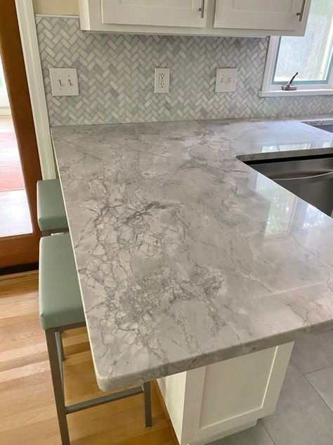 Super White Quartzite Countertops, Modest Kitchen Remodel, Kitchen Countertops Colors, Quartzite Countertops Colors, Quartzite Countertops Kitchen, Quartzite Kitchen Countertops, Modern Countertops, Super White Quartzite, White Quartzite Countertops