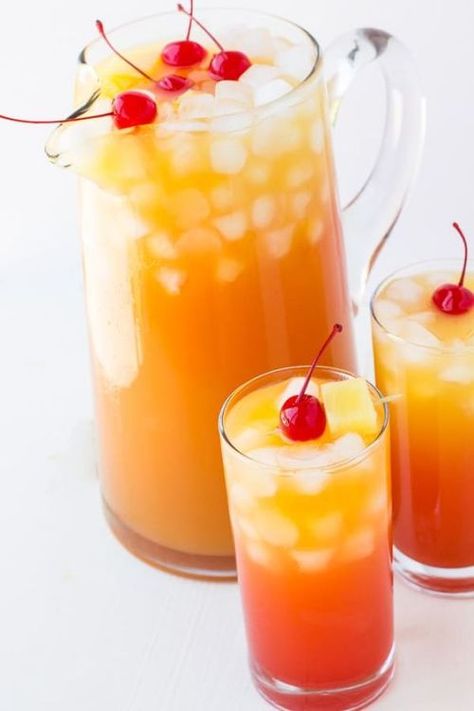 Pineapple Rum Punch, Pineapple Rum Drinks, Girls Night Drinks, Rum Drinks Recipes, Rum Punch Recipes, 15 Girls, Rum Cocktail Recipes, Pineapple Drinks, Raspberry Vodka