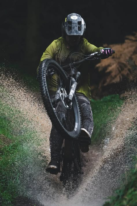 Mtb Photography, Mtb Background, Canyon Spectral, Extreme Mountain Biking, Canyon Bike, Mountain Biking Photography, Canyon Mtb, Mountain Bike Art, Mountain Bike Trail Features