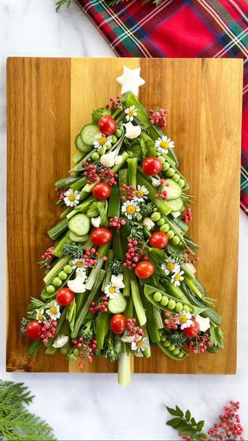 Christmas Crudite, Christmas Cucumber, Cucumber Christmas Tree, Christmas Veggie, Cheese Tree, Christmas Veggie Tray, Christmas Food Treats, Christmas Salads, Apartment Christmas